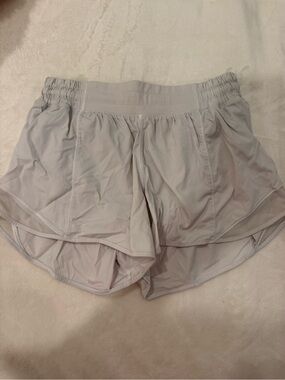 Lululemon Hotty Hot Low-Rise Lined Short 4” Size 6 (White)
